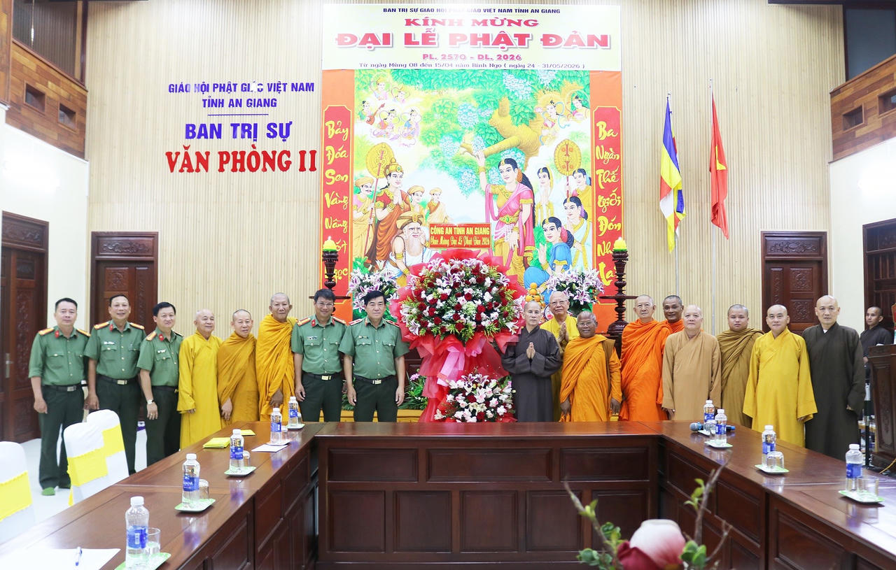 Thiếu tướng Nguyễn Văn Hận, Ủy vi&ecirc;n Ban Thường vụ Tỉnh ủy, Gi&aacute;m đốc C&ocirc;ng an tỉnh c&ugrave;ng đo&agrave;n c&ocirc;ng t&aacute;c thăm, ch&uacute;c mừng v&agrave; tặng qu&agrave; Ban Trị sự Gi&aacute;o hội Phật gi&aacute;o Việt Nam tỉnh An Giang (Văn ph&ograve;ng 2)