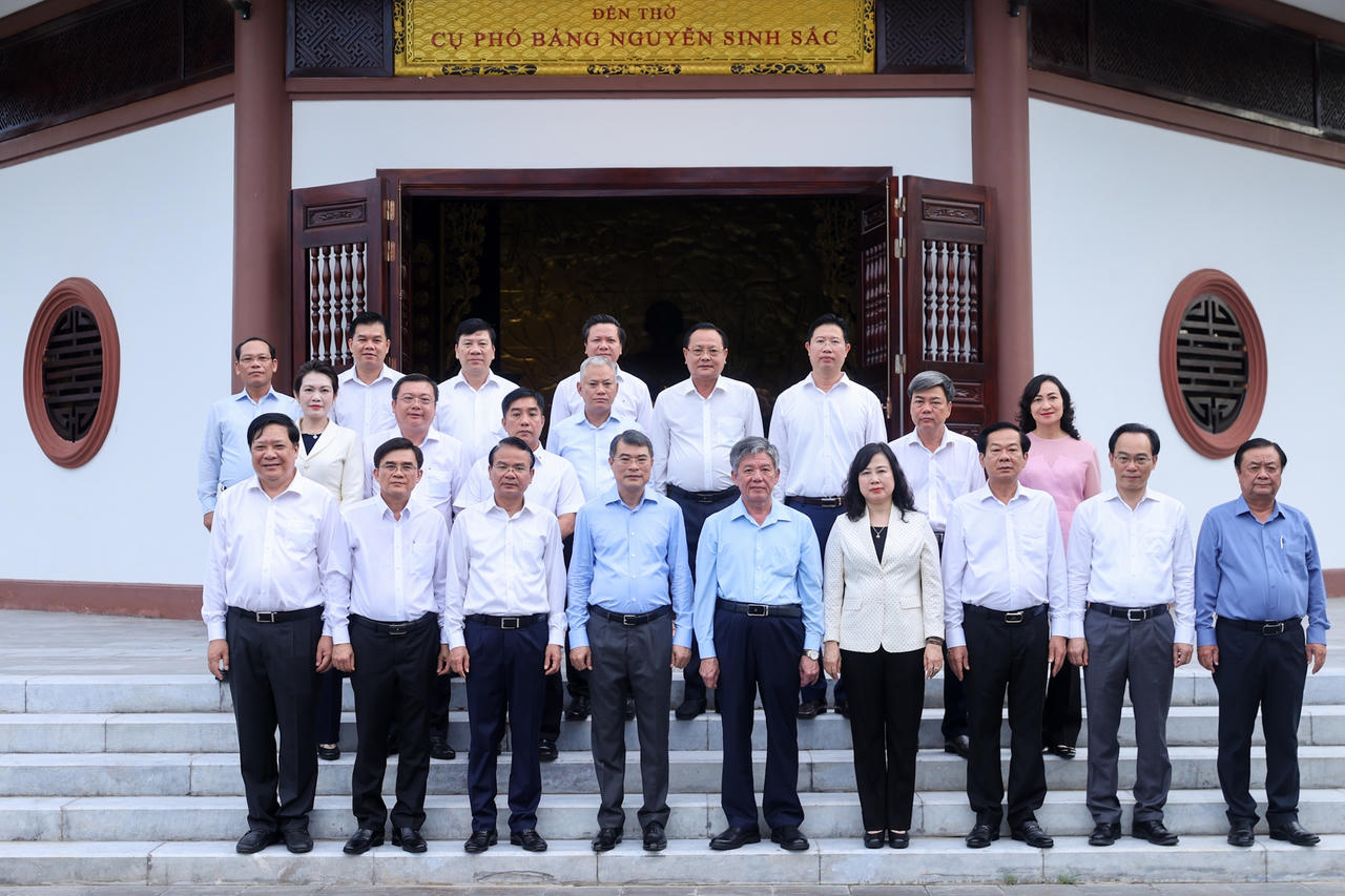 Thủ tướng L&ecirc; Minh Hưng d&acirc;ng hương, viếng mộ Cụ Ph&oacute; bảng Nguyễn Sinh Sắc