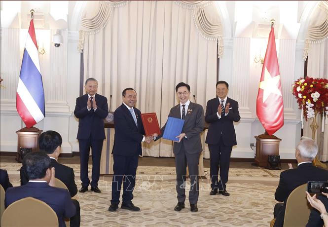 Ch&uacute; th&iacute;ch ảnh