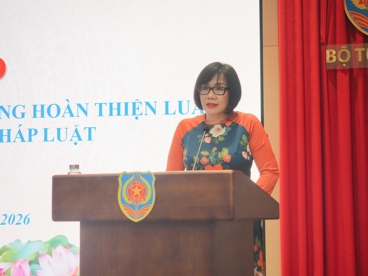 Thứ trưởng Đặng Ho&agrave;ng Oanh ph&aacute;t biểu khai mạc Hội thảo.