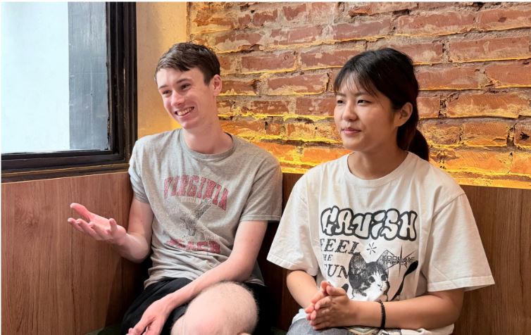 Toby James (&Uacute;c) v&agrave; Lee Seowon (H&agrave;n Quốc) chia sẻ