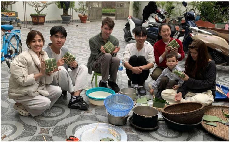 Toby trải nghiệm đ&oacute;n Tết tại Việt Nam