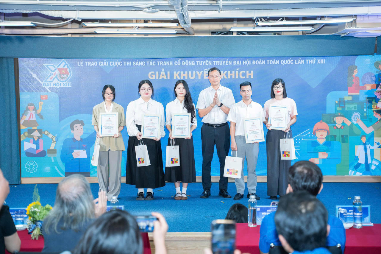 C&aacute;c t&aacute;c giả đạt giải trong cuộc thi (Ảnh: T.D).