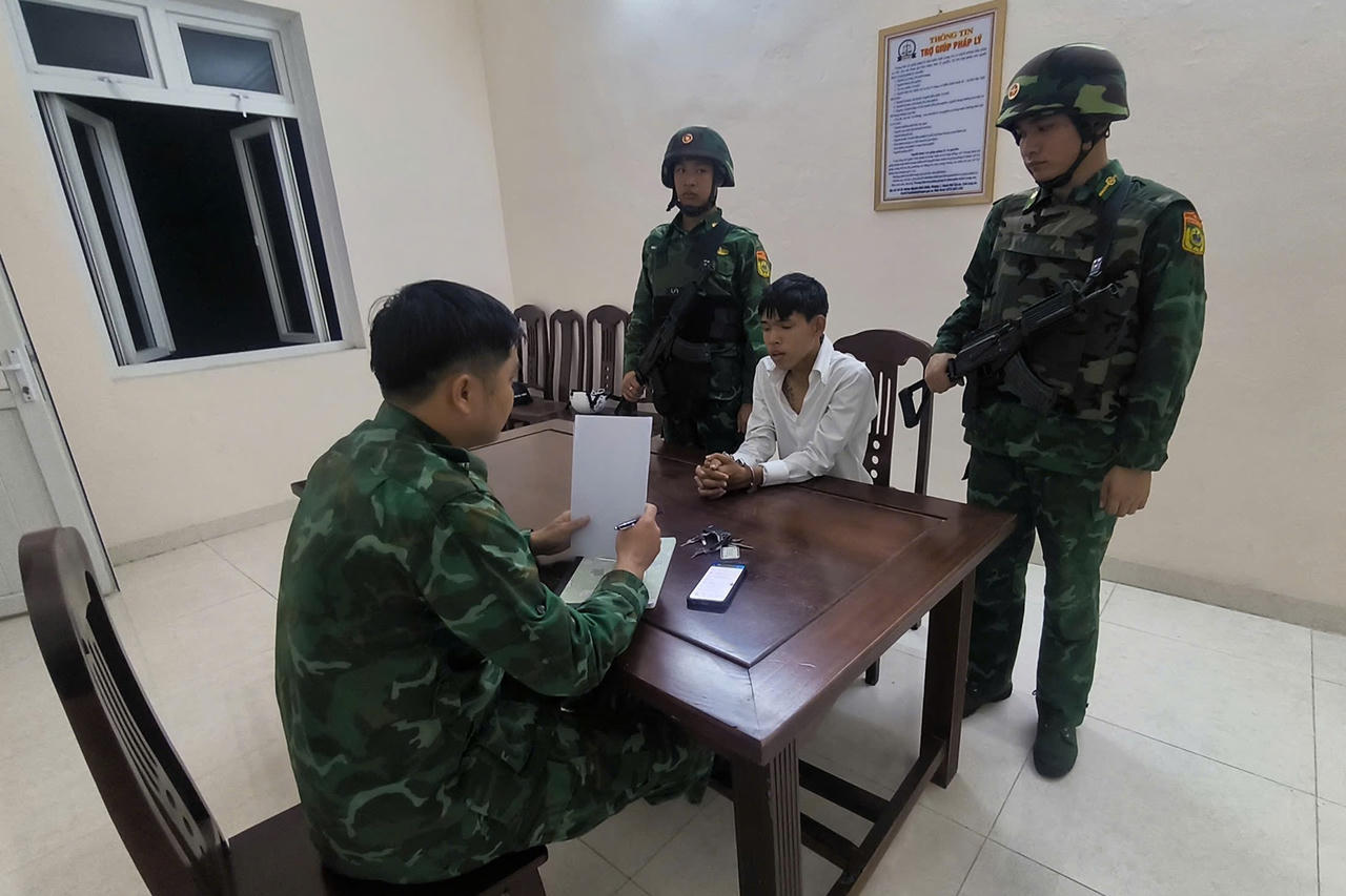 C&aacute;n bộ Đồn Bi&ecirc;n ph&ograve;ng Mỹ Thạnh T&acirc;y l&agrave;m việc với đối tượng T&ugrave;ng