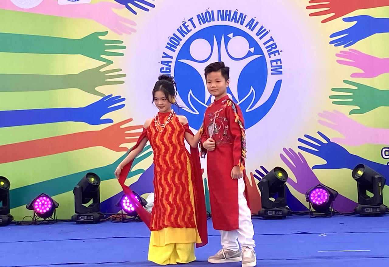 'Ng&agrave;y hội kết nối nh&acirc;n &aacute;i v&igrave; trẻ em&rdquo; kh&ocirc;ng dừng lại ở c&aacute;c hoạt động hỗ trợ trước mắt m&agrave; hướng tới mục ti&ecirc;u l&acirc;u d&agrave;i l&agrave; đồng h&agrave;nh c&ugrave;ng trẻ em khuyết tật tr&ecirc;n h&agrave;nh tr&igrave;nh trưởng th&agrave;nh v&agrave; h&ograve;a nhập x&atilde; hội. (Ảnh: PV)