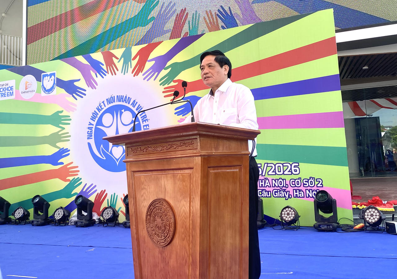 TS Trần Do&atilde;n Tiến, Tổng Bi&ecirc;n tập Tạp ch&iacute; Sức khỏe trẻ em, Trưởng Ban Tổ chức Ng&agrave;y hội ph&aacute;t biểu tại buổi lễ khai mạc. (Ảnh:PV)