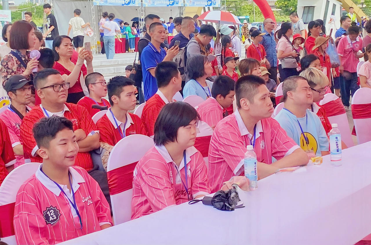 C&aacute;c em nhỏ khuyết tật chăm ch&uacute; theo d&otilde;i c&aacute;c tiết mục văn nghệ th&uacute; vị tr&ecirc;n s&acirc;n khấu. (Ảnh: PV)