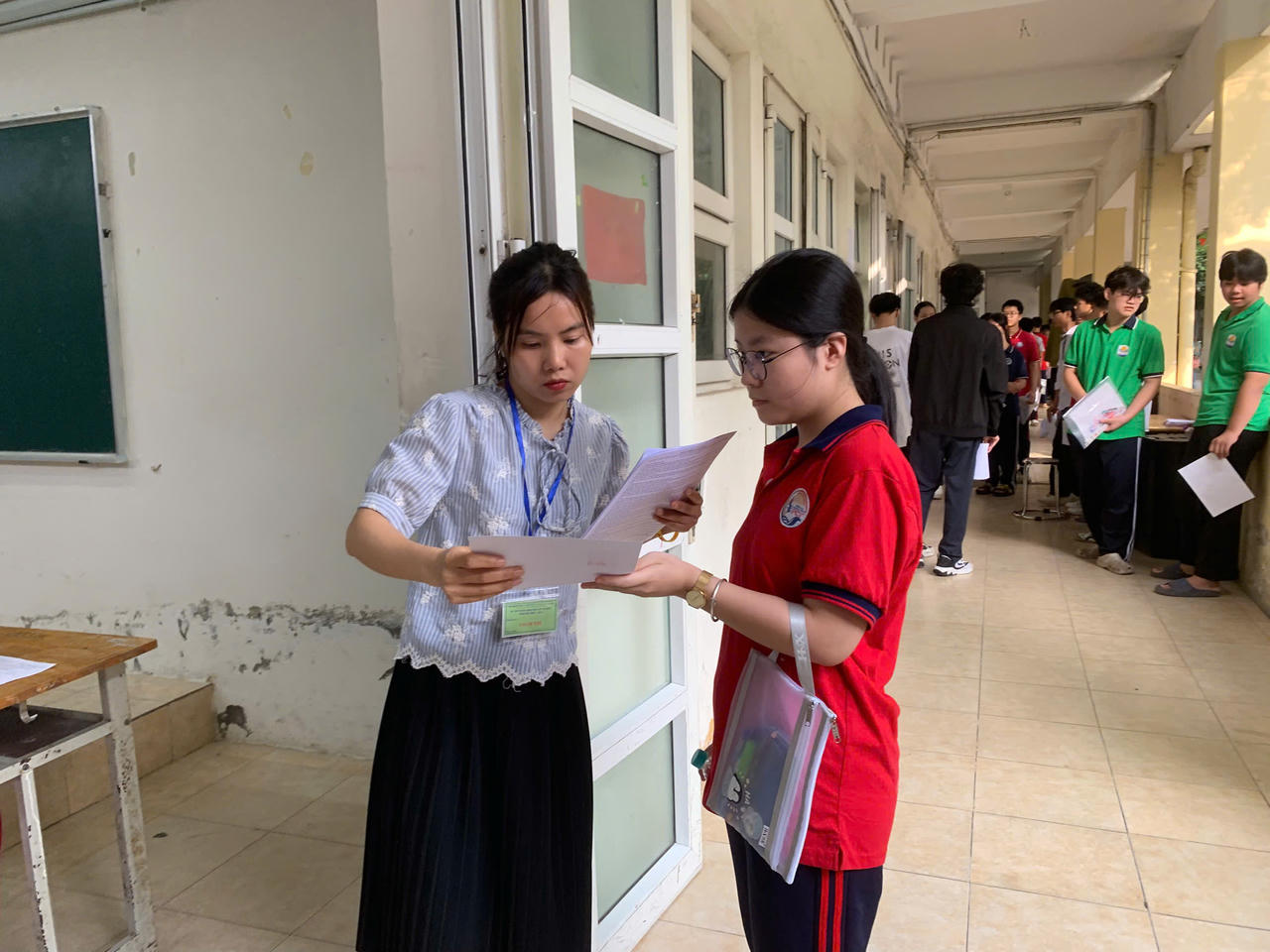 Th&iacute; s&iacute;nh tại điểm thi THPT Phạm Hồng Th&aacute;i (Ảnh: PV)