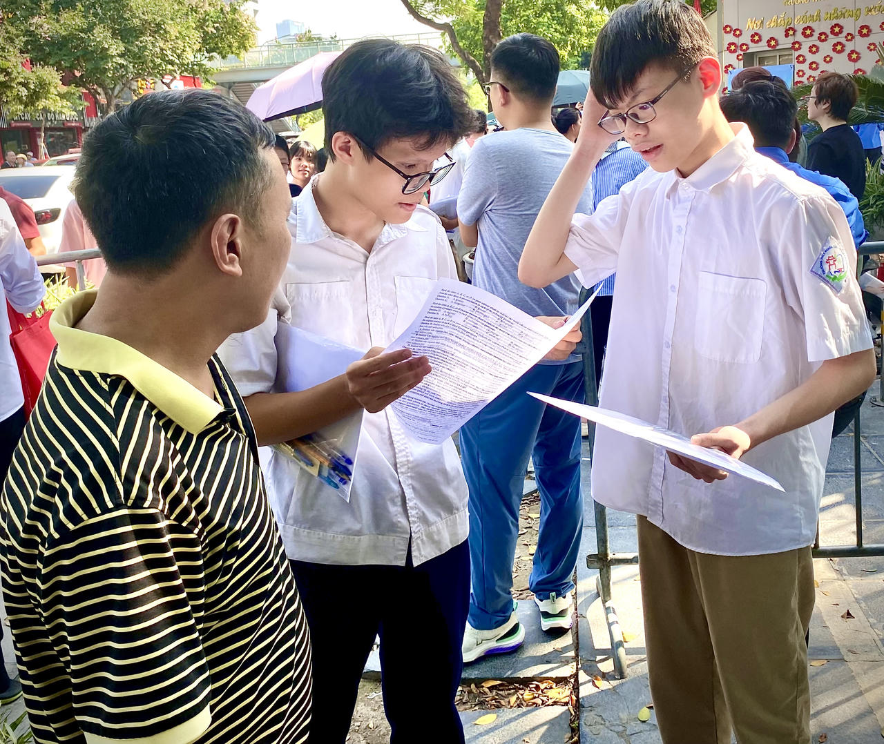 Em Nguyễn Minh Ngọc (ch&iacute;nh giữa) đang h&agrave;o hứng trao đổi với bạn v&agrave; phụ huynh sau khi ho&agrave;n th&agrave;nh b&agrave;i thi. (Ảnh: PV)