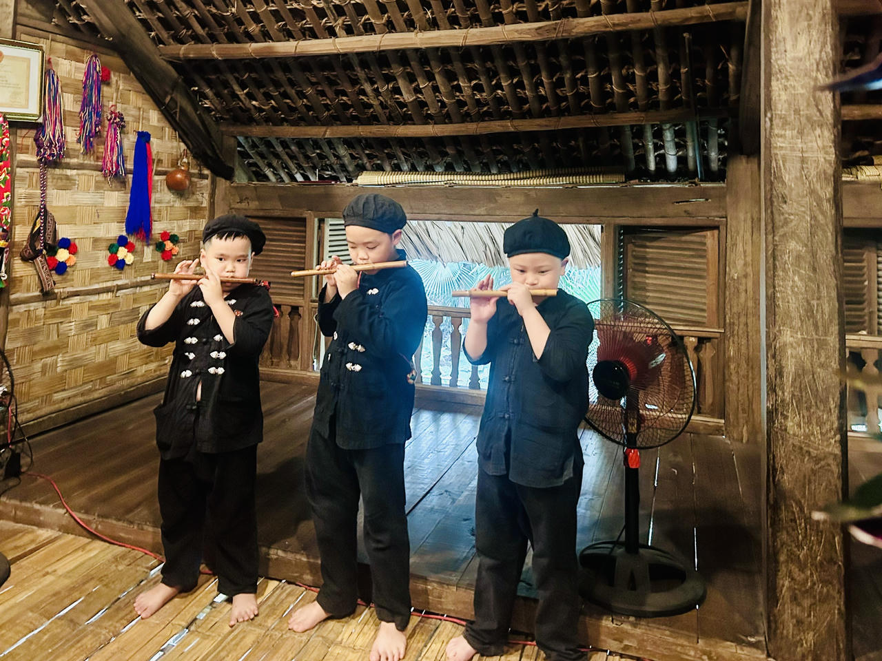 Những em b&eacute; say sưa thổi s&aacute;o với l&agrave;n điệu độc đ&aacute;o của d&acirc;n tộc m&igrave;nh (ảnh Th&ugrave;y Dương).