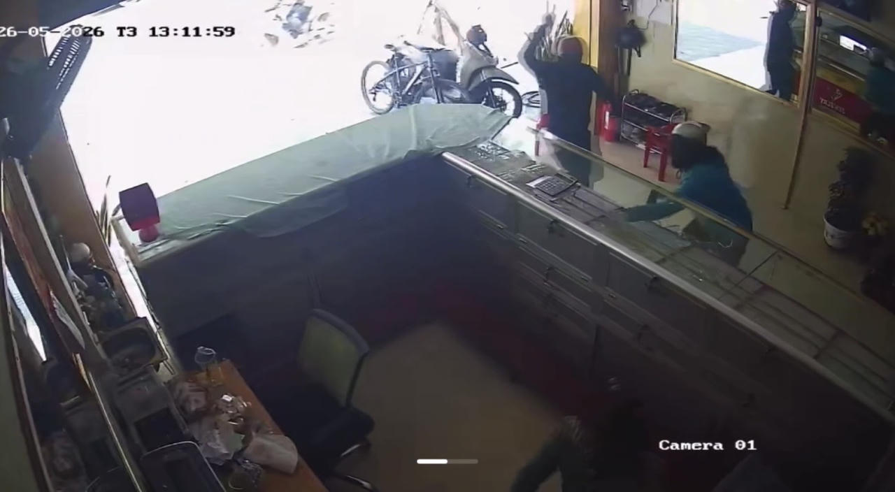 C&aacute;c đối tượng x&ocirc;ng v&agrave;o tiệm v&agrave;ng d&ugrave;ng b&uacute;a đập tủ k&iacute;nh để cướp v&agrave;ng (Ảnh cắt từ camera) (Ảnh: Bộ C&ocirc;ng an)
