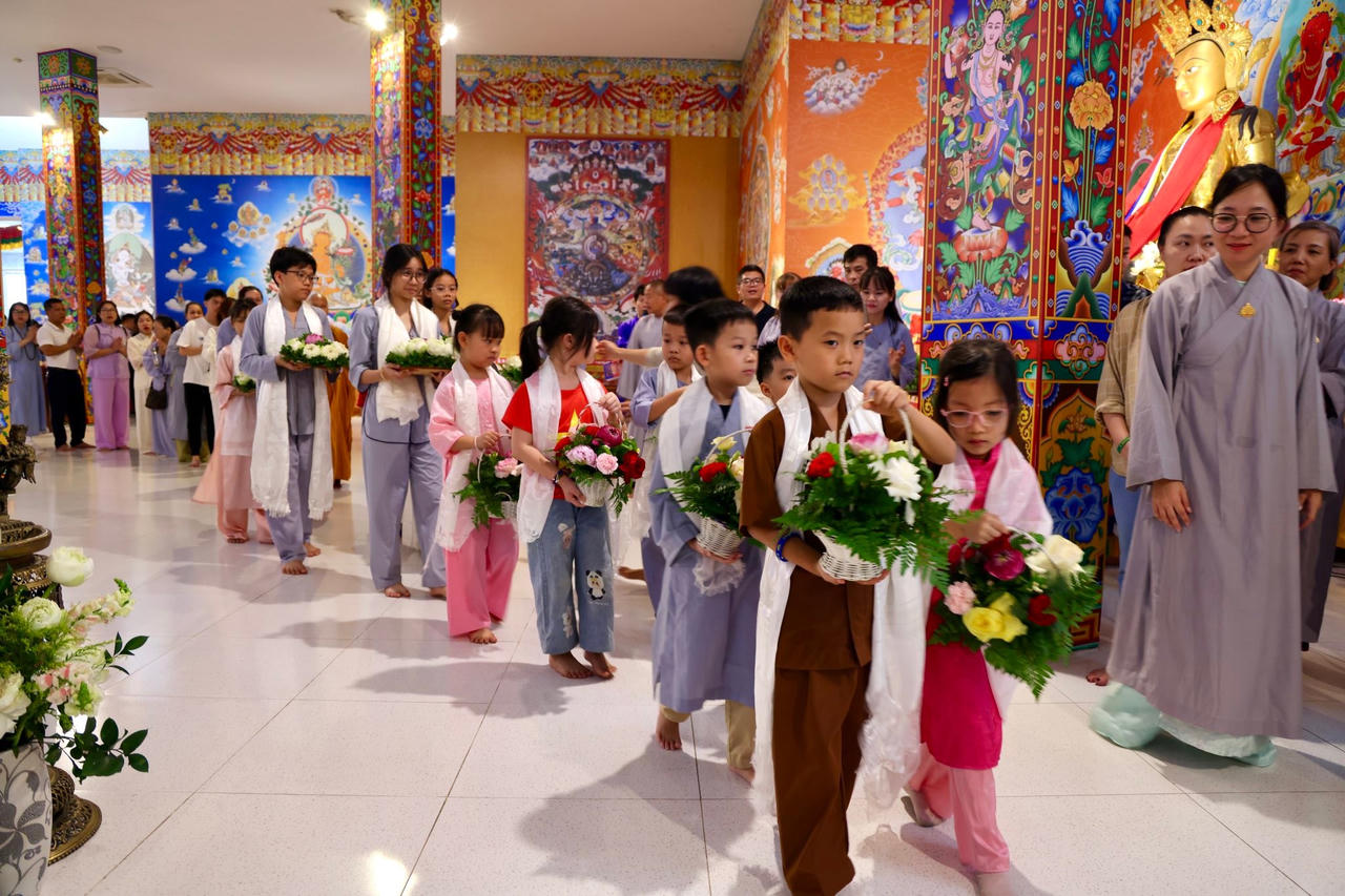 C&aacute;c em thiếu nhi d&acirc;ng hoa mừng Phật đản