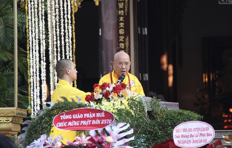H&ograve;a thượng Th&iacute;ch Khế Chơn, Trưởng Ban trị sự GHPG Việt Nam th&agrave;nh phố Huế tuy&ecirc;n đọc Th&ocirc;ng điệp Phật đản Phật lịch 2570.