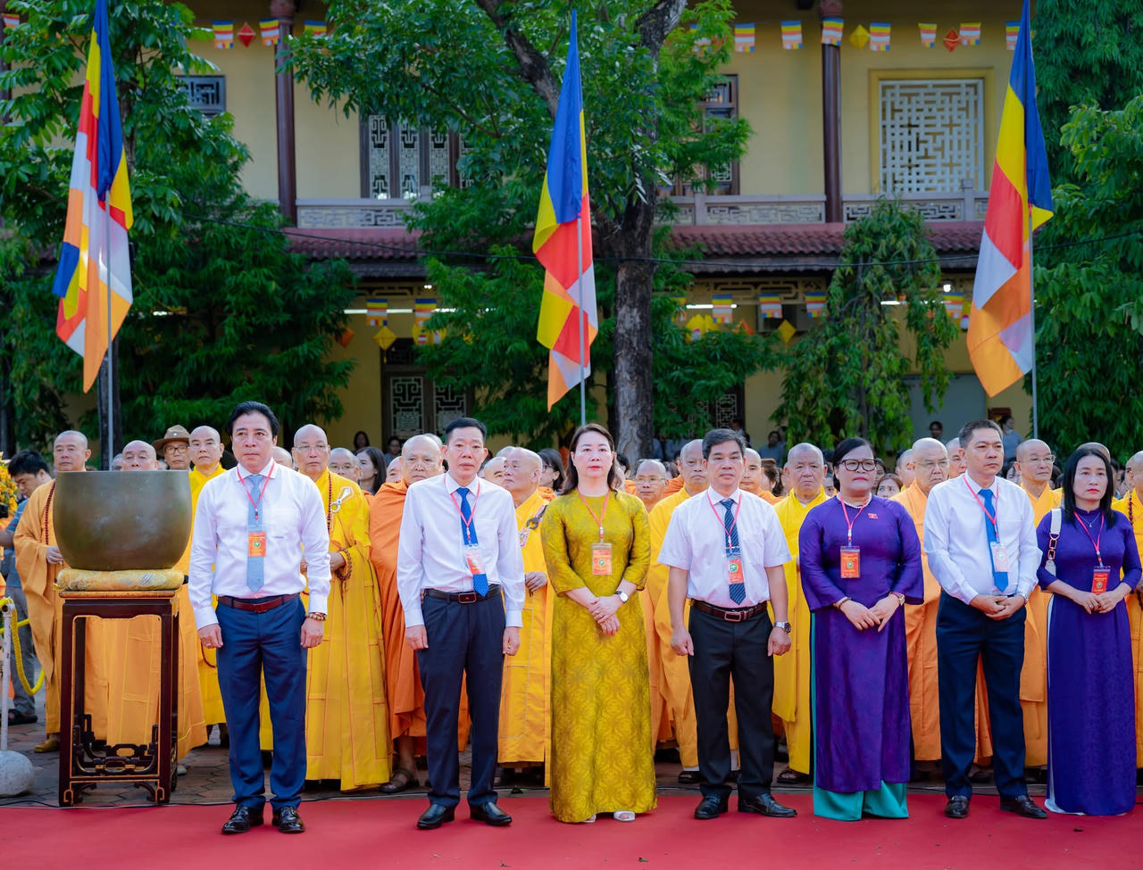 L&atilde;nh đạo TP Huế tham dự Đại lễ Phật đản tại tổ đ&igrave;nh Từ Đ&agrave;m.