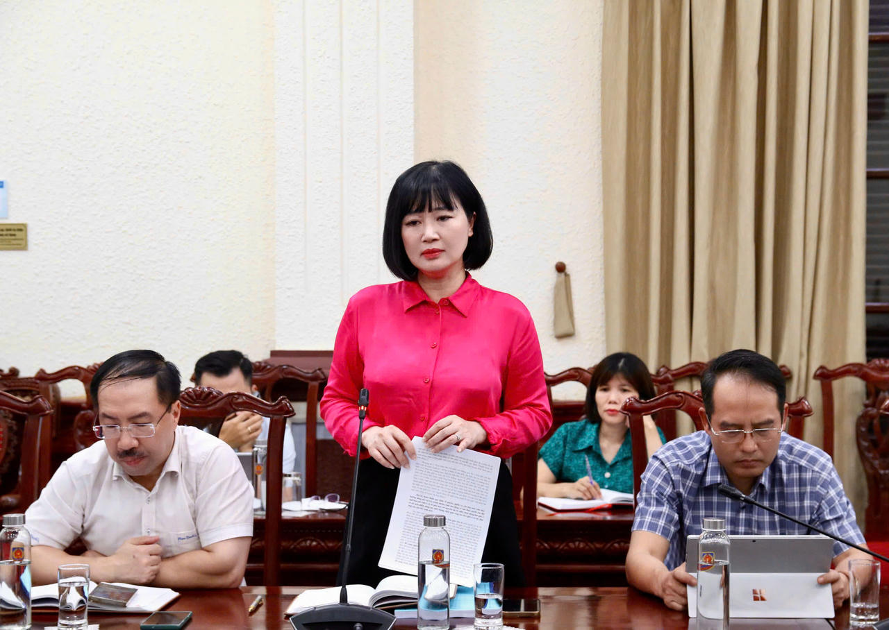 Ph&oacute; Cục trưởng Cục Phổ biến gi&aacute;o dục ph&aacute;p luật v&agrave; Trợ gi&uacute;p ph&aacute;p l&yacute; Ng&ocirc; Quỳnh Hoa tr&igrave;nh b&agrave;y tại phi&ecirc;n họp.