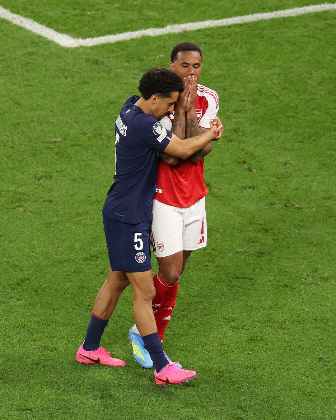 Gabriel của Arsenal đ&aacute; hỏng quả 11 m&eacute;t v&agrave; chức v&ocirc; địch ở lại với PSG (Ảnh: UCL)