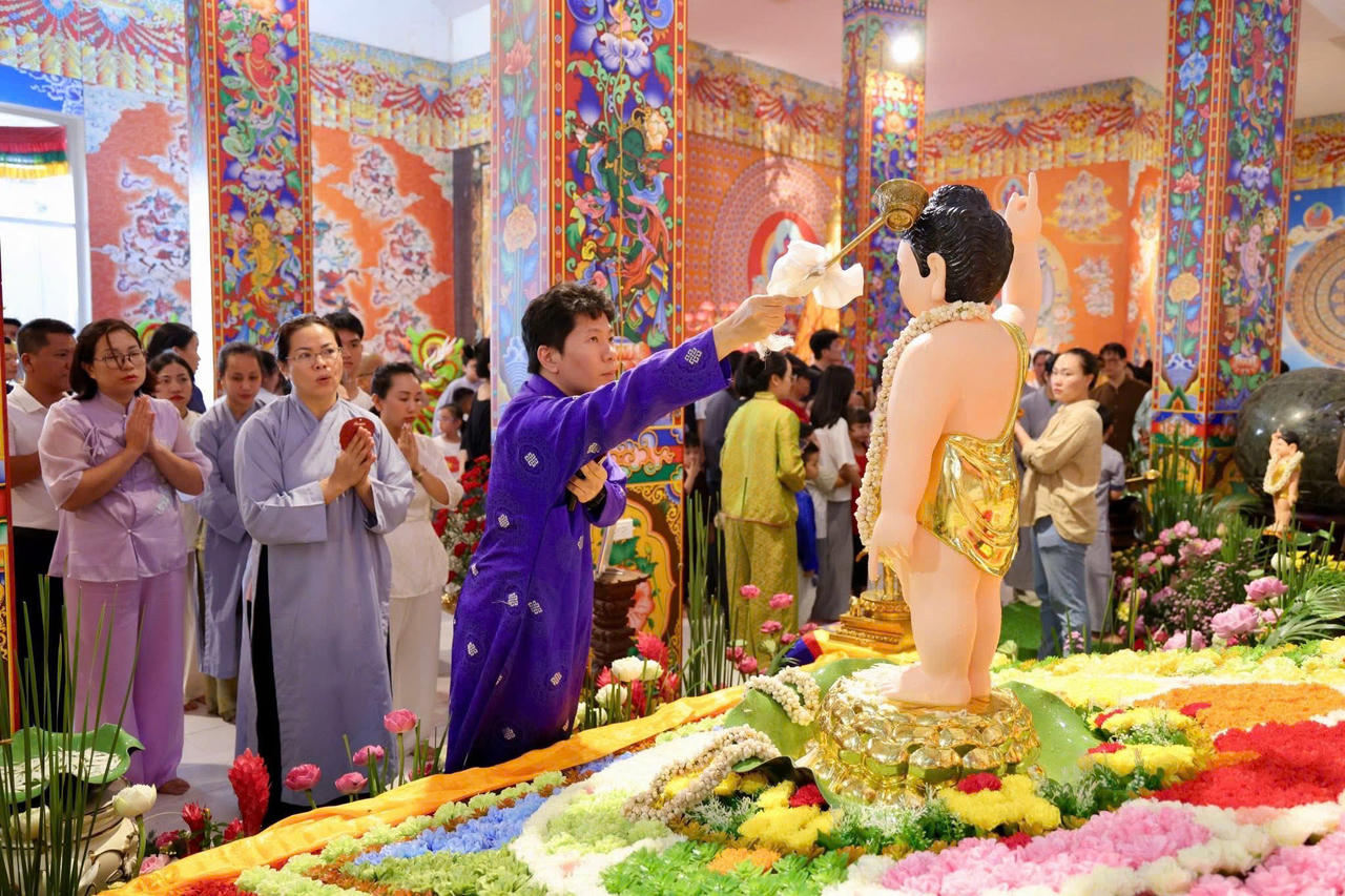 Nghi lễ tắm Phật mang ba lớp &yacute; nghĩa t&aacute;i hiện thời khắc Đức Phật đản sinh, gột rửa phiền n&atilde;o trong t&acirc;m v&agrave; đ&aacute;nh thức điều thiện l&agrave;nh b&ecirc;n trong mỗi người