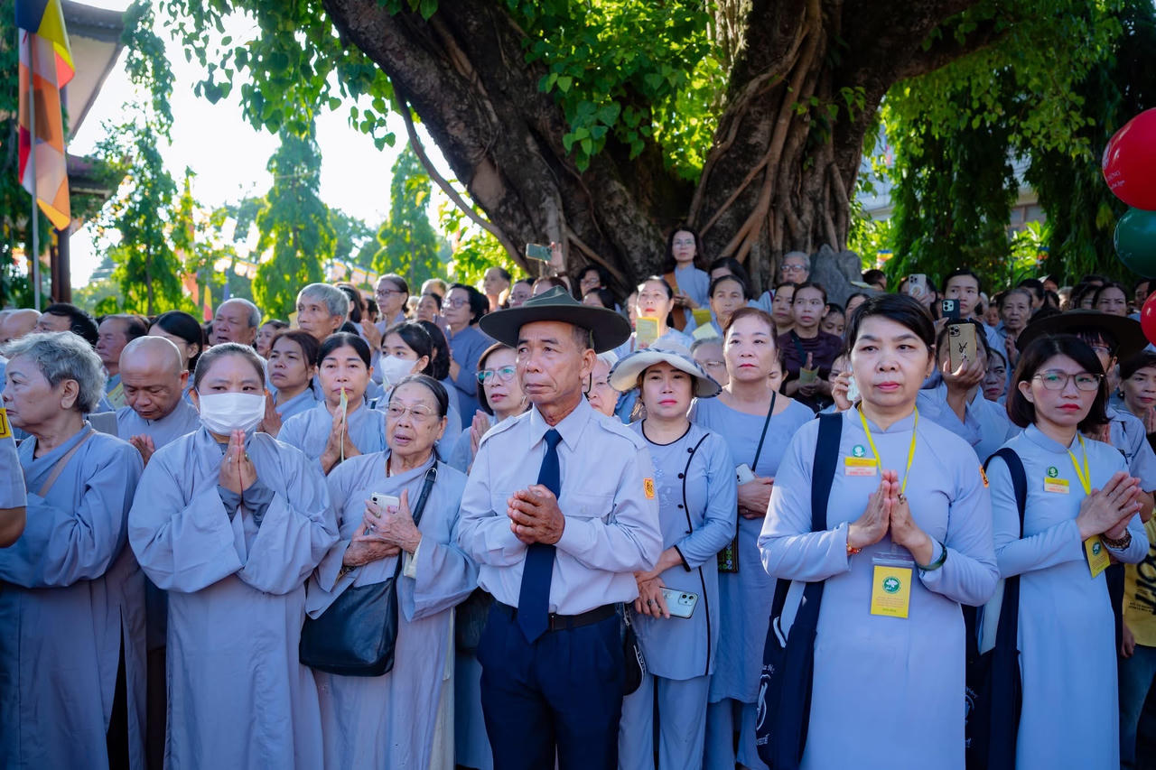 Phật tử nhất t&acirc;m đồng tụng b&agrave;i Kh&aacute;nh đản.