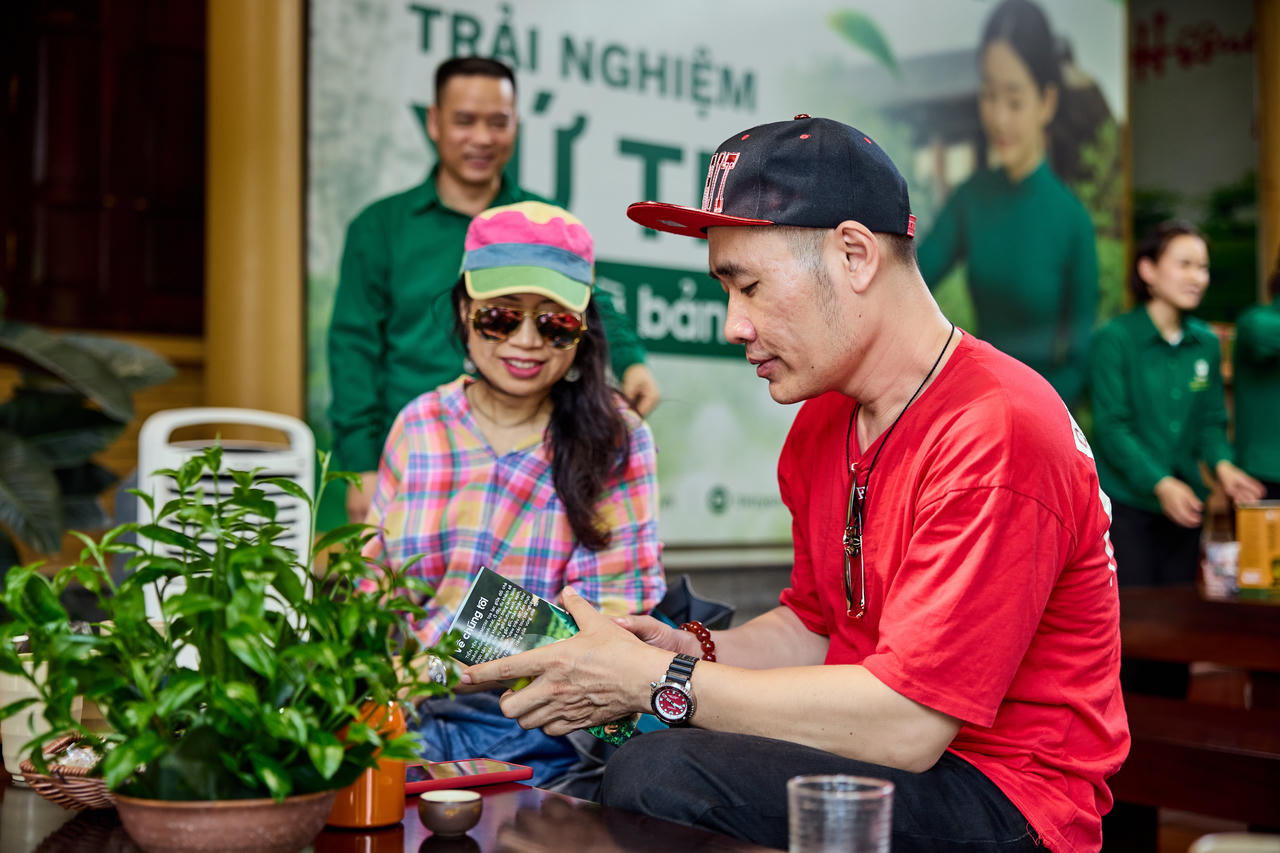 Du kh&aacute;ch thưởng tr&agrave; v&agrave; t&igrave;m hiểu văn h&oacute;a thưởng tr&agrave; nơi đ&acirc;y (ảnh H&ograve;a Nguyễn).