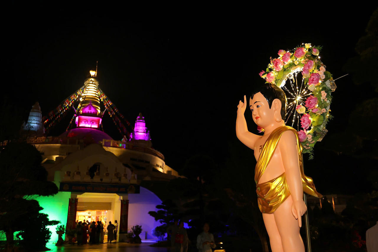 Đại Bảo th&aacute;p Mandala trong đ&ecirc;m 14 th&aacute;ng Tư