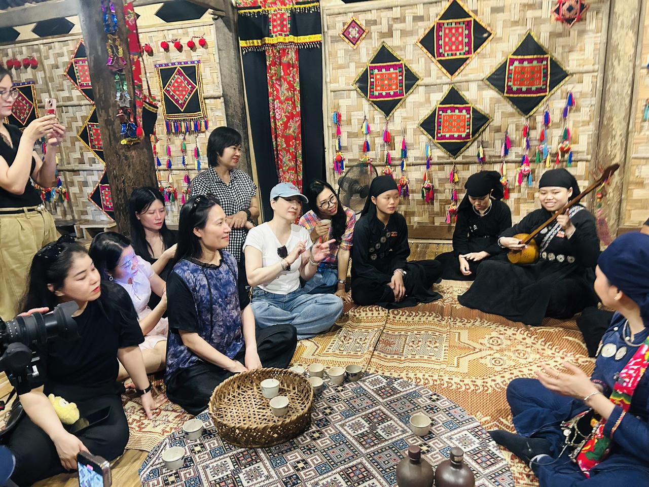 Thưởng thức thanh &acirc;m đ&agrave;n t&iacute;nh của người T&agrave;y trong những ng&ocirc;i nh&agrave; s&agrave;n (ảnh Th&ugrave;y Dương).