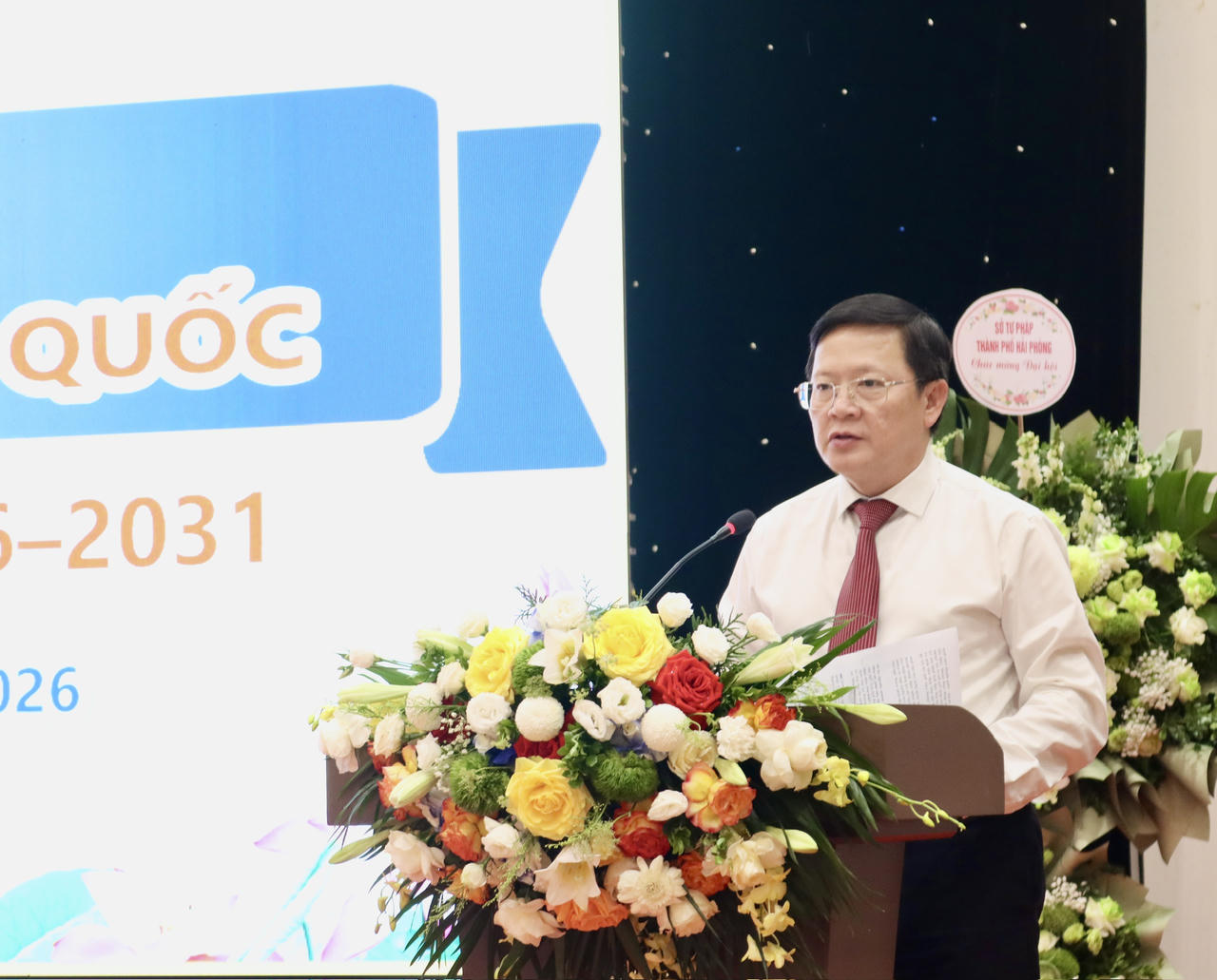 Thứ trưởng Mai Lương Kh&ocirc;i ph&aacute;t biểu ch&uacute;c mừng.
