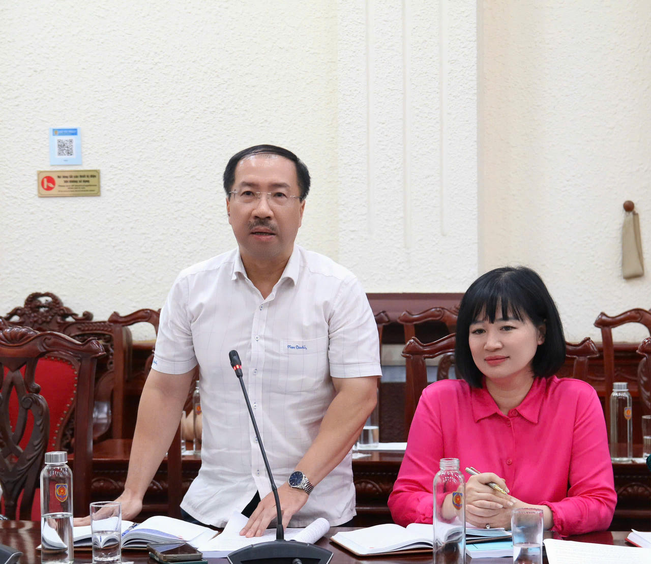 Cục trưởng Cục Phổ biến gi&aacute;o dục ph&aacute;p luật v&agrave; Trợ gi&uacute;p ph&aacute;p l&yacute; C&ugrave; Thu Anh ph&aacute;t biểu tại phi&ecirc;n họp.