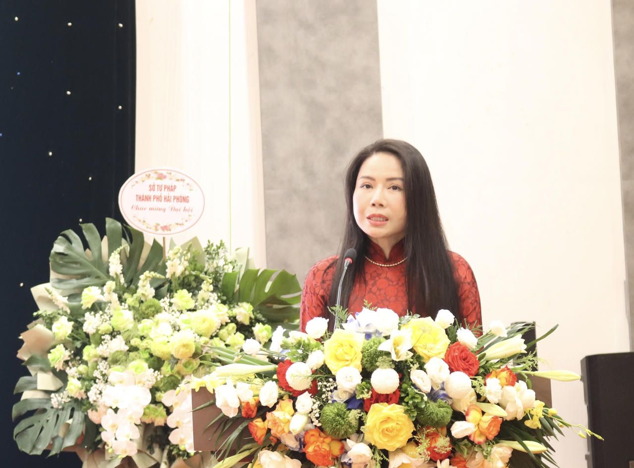 Ph&oacute; Chủ tịch điều h&agrave;nh Hiệp hội C&ocirc;ng chứng vi&ecirc;n Việt Nam Nguyễn Thị Thơ ph&aacute;t biểu ch&agrave;o mừng.