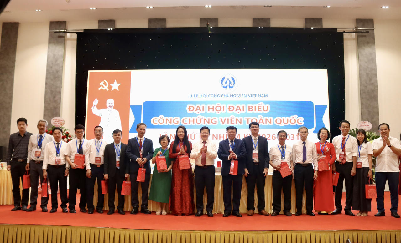 Thứ trưởng Mai Lương Kh&ocirc;i v&agrave; c&aacute;c đại biểu chụp ảnh lưu niệm với&nbsp;c&aacute;c Ủy vi&ecirc;n Ban Thường vụ v&agrave; Ủy vi&ecirc;n đặc tr&aacute;ch c&ocirc;ng t&aacute;c đối ngoại nhiệm kỳ II.