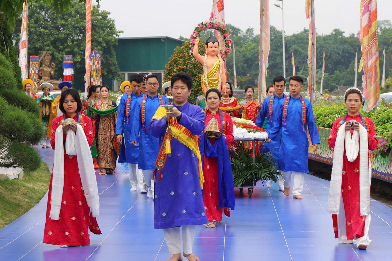 Đo&agrave;n xe hoa cung rước Phật đản sinh