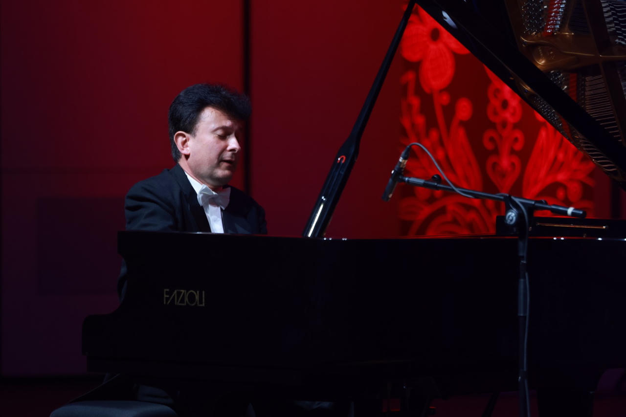 Nghệ sĩ Rafał A. Łuszczewski - Steinway Artist biểu diễn đầy l&ocirc;i cuốn tại đ&ecirc;m nhạc.&nbsp;(Ảnh: L.Chiến).