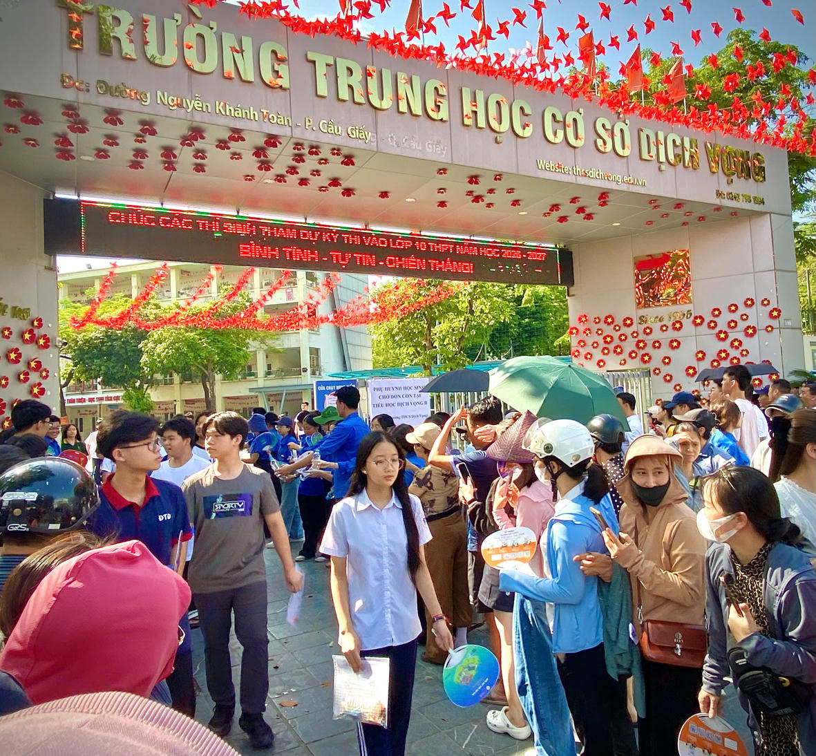 Mỗi năm kỳ thi lớp 10 ở H&agrave; Nội chỉ đ&aacute;p ứng khoảng 60% học sinh v&agrave;o c&ocirc;ng lập.