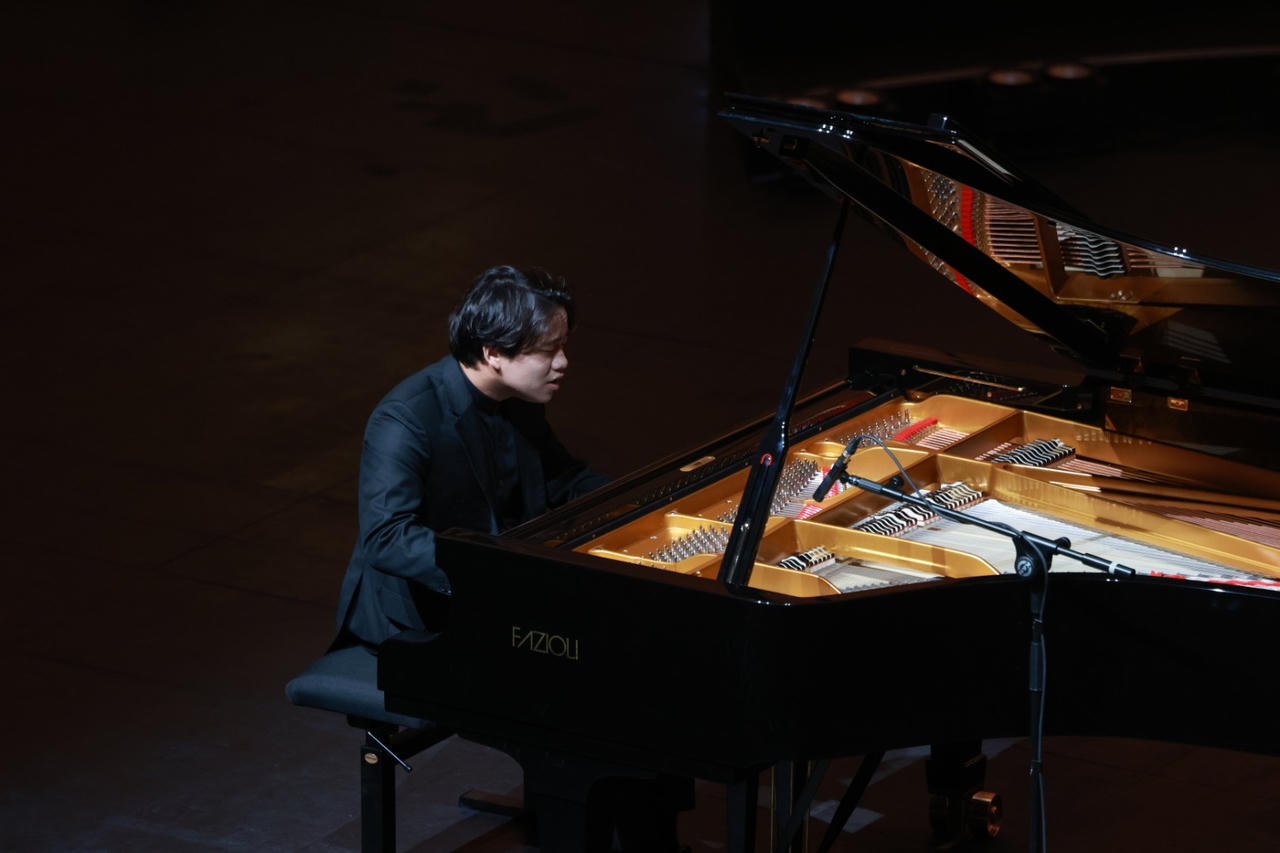 Nghệ sĩ piano trẻ Nguyễn Việt Trung&nbsp;thể hiện tinh tế c&aacute;c t&aacute;c phẩm của Chopin (Ảnh: L.Chiến).