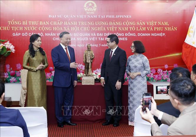 Tổng B&iacute; thư, Chủ tịch nước T&ocirc; L&acirc;m v&agrave; Phu nh&acirc;n tặng bức tượng Chủ tịch Hồ Ch&iacute; Minh cho Đại sứ qu&aacute;n Việt Nam tại Philippines - Ảnh: TTXVN