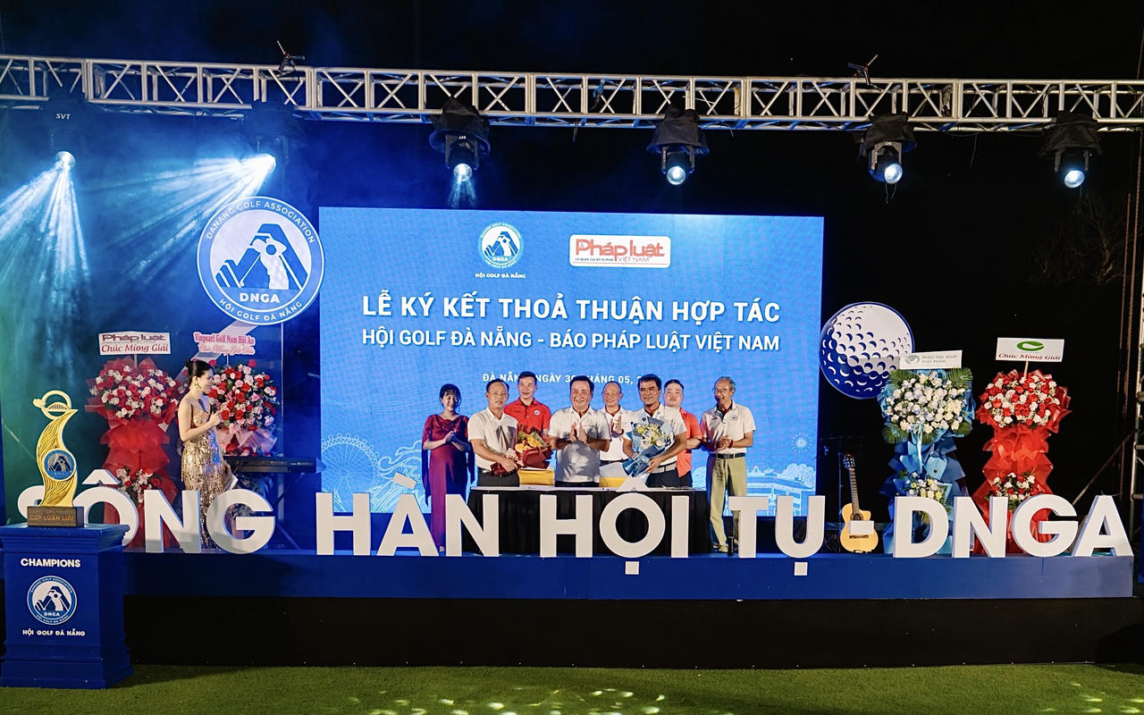 &Ocirc;ng Nguyễn Quang T&aacute;m, Trưởng VPĐD B&aacute;o Ph&aacute;p luật Việt Nam tại TP Đ&agrave; Nẵng v&agrave; &ocirc;ng&nbsp;Đ&agrave;m Quang Tuấn, Chủ tịch Hội Golf th&agrave;nh phố Đ&agrave; Nẵng&nbsp;k&yacute; kết Bi&ecirc;n bản ghi nhớ hợp t&aacute;c tại S&acirc;n Golf Vinpearl Nam Hội An.