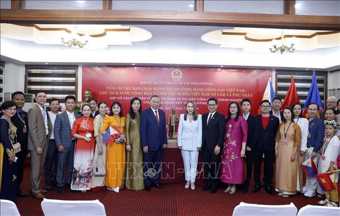 Tổng B&iacute; thư, Chủ tịch nước T&ocirc; L&acirc;m v&agrave; Phu nh&acirc;n với c&aacute;n bộ, nh&acirc;n vi&ecirc;n Đại sứ qu&aacute;n v&agrave; đại diện cộng đồng, doanh nghiệp, chuy&ecirc;n gia người Việt Nam tại Philippines - Ảnh: TTXVN