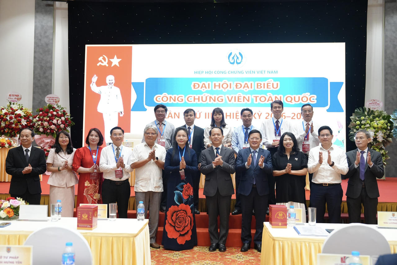 Bộ trưởng Ho&agrave;ng Thanh T&ugrave;ng, nguy&ecirc;n Bộ trưởng Bộ Tư ph&aacute;p H&agrave; H&ugrave;ng Cường v&agrave; đại diện c&aacute;c đơn vị thuộc Bộ Tư ph&aacute;p chụp ảnh lưu niệm c&ugrave;ng Ban Thường vụ Hội đồng C&ocirc;ng chứng vi&ecirc;n to&agrave;n quốc nhiệm k&igrave; III