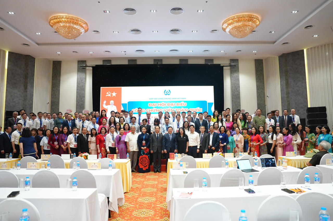 Đại hội chụp ảnh lưu niệm.