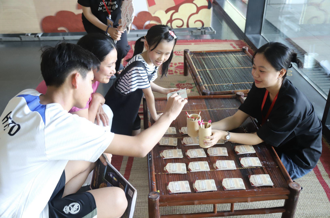 Du kh&aacute;ch th&iacute;ch th&uacute; tham gia hoạt động gieo quẻ Xoan.