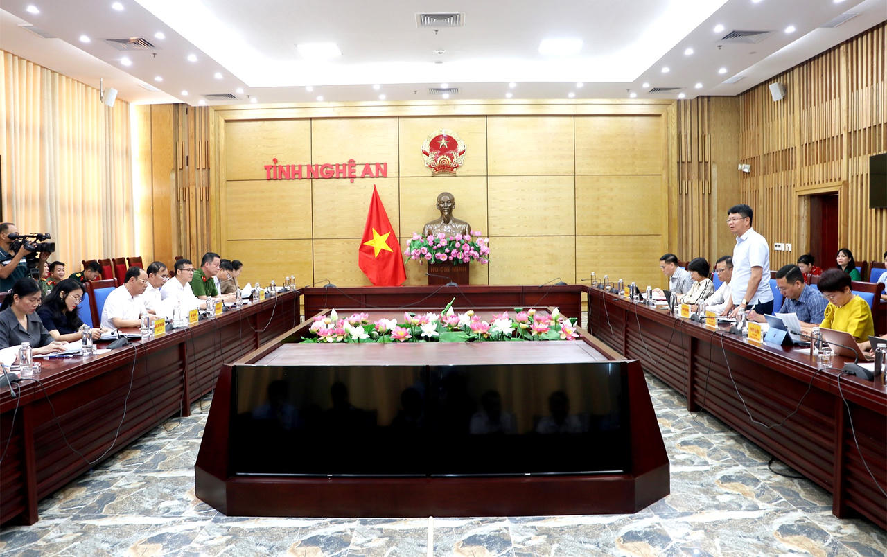 Đo&agrave;n c&ocirc;ng t&aacute;c do Thứ trưởng Bộ Tư ph&aacute;p Nguyễn Thanh Tịnh l&agrave;m Trưởng đo&agrave;n nhằm đ&aacute;nh gi&aacute; t&igrave;nh h&igrave;nh thực hiện c&aacute;c Nghị quyết của Ch&iacute;nh phủ về ph&acirc;n cấp, cắt giảm, đơn giản h&oacute;a thủ tục h&agrave;nh ch&iacute;nh tại Nghệ An.