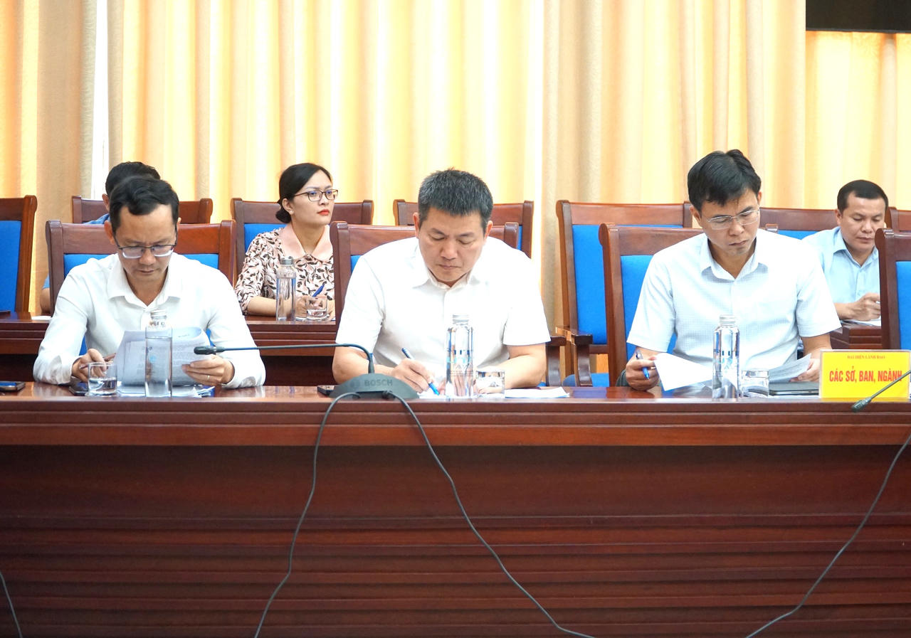 Đại diện c&aacute;c sở, ban, ng&agrave;nh tỉnh Nghệ An tại buổi l&agrave;m việc.