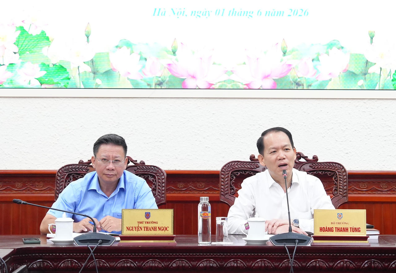 Bộ trưởng Ho&agrave;ng Thanh T&ugrave;ng v&agrave; Thứ trưởng Nguyễn Thanh Ngọc tại cuộc họp.