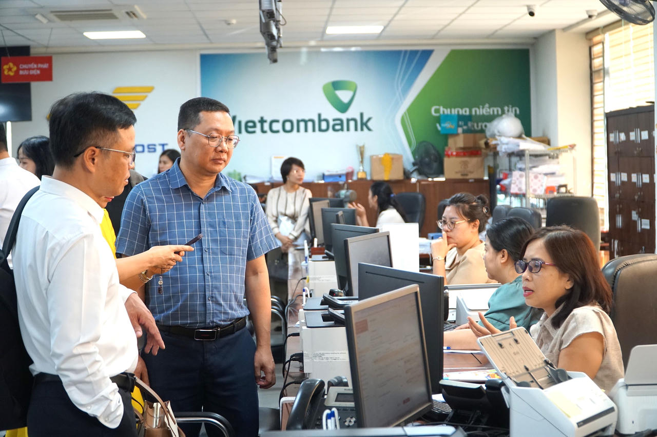 Đo&agrave;n c&ocirc;ng t&aacute;c khảo s&aacute;t tại Trung t&acirc;m Phục vụ h&agrave;nh ch&iacute;nh c&ocirc;ng tỉnh Nghệ An.