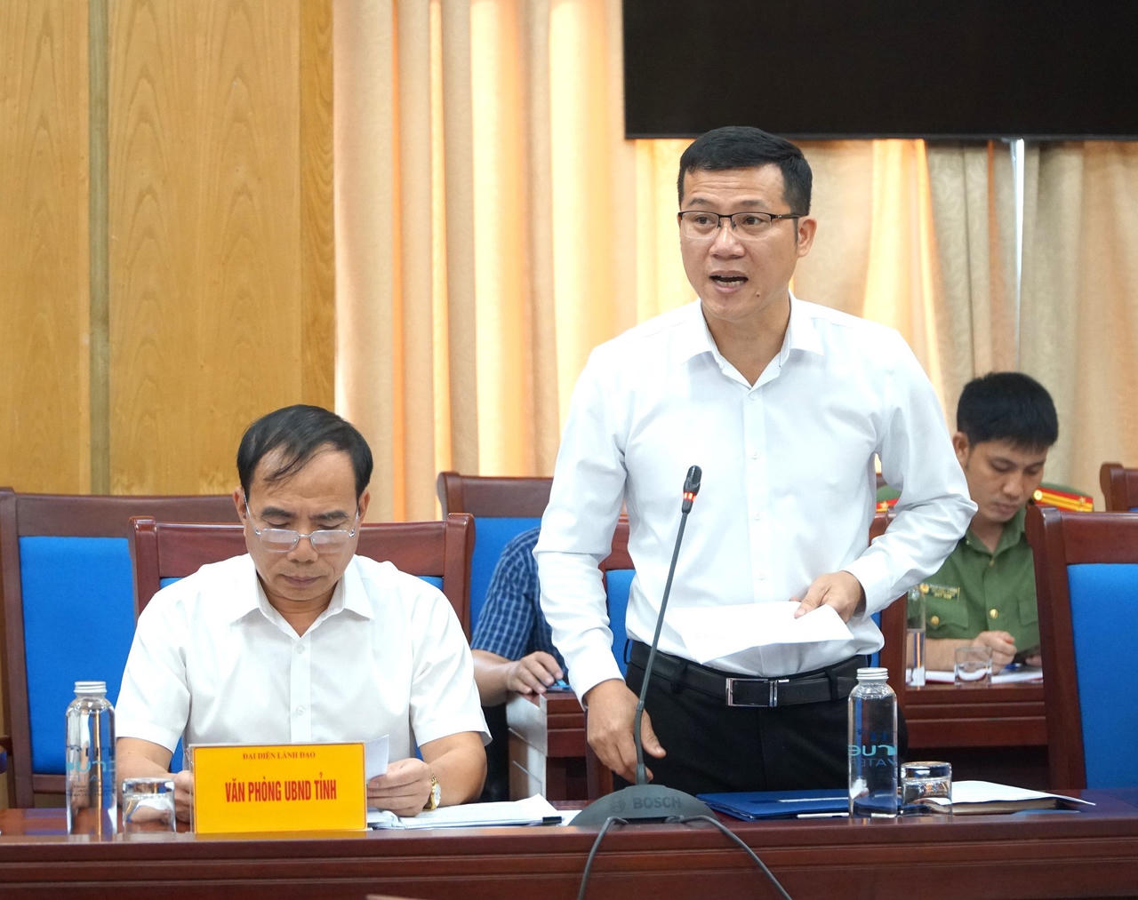 Ph&oacute; Gi&aacute;m đốc Trung t&acirc;m Phục vụ h&agrave;nh ch&iacute;nh c&ocirc;ng tỉnh Nguyễn Đ&igrave;nh Mỹ b&aacute;o c&aacute;o về c&ocirc;ng t&aacute;c CCHC v&agrave; kiểm so&aacute;t TTHC tại Nghệ An.