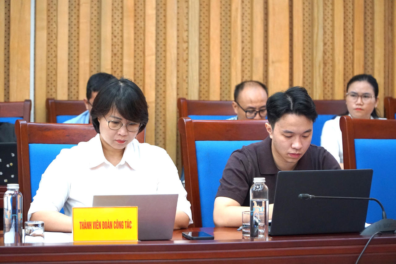 C&aacute;c th&agrave;nh vi&ecirc;n Đo&agrave;n c&ocirc;ng t&aacute;c tại buổi l&agrave;m việc.