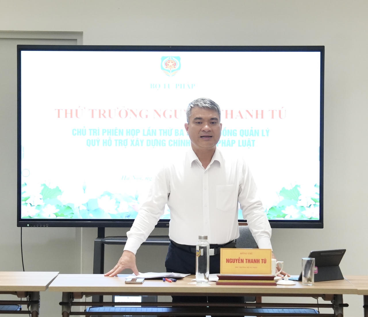 Thứ trưởng Bộ Tư ph&aacute;p Nguyễn Thanh T&uacute; ph&aacute;t biểu tại Phi&ecirc;n họp.