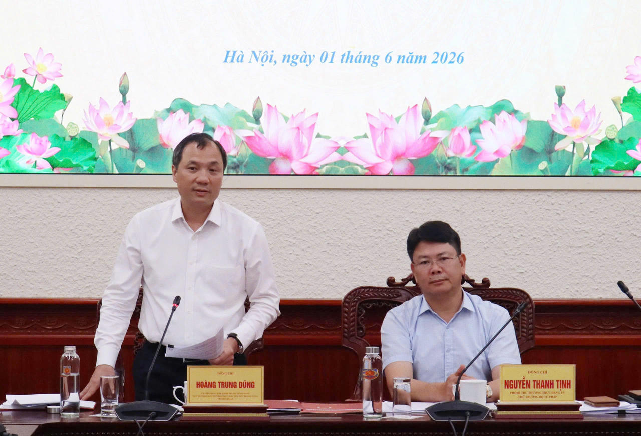 Ph&oacute; Trưởng Ban thường trực Ban Tổ chức Trung ương Ho&agrave;ng Trung Dũng ph&aacute;t biểu tại buổi l&agrave;m việc.