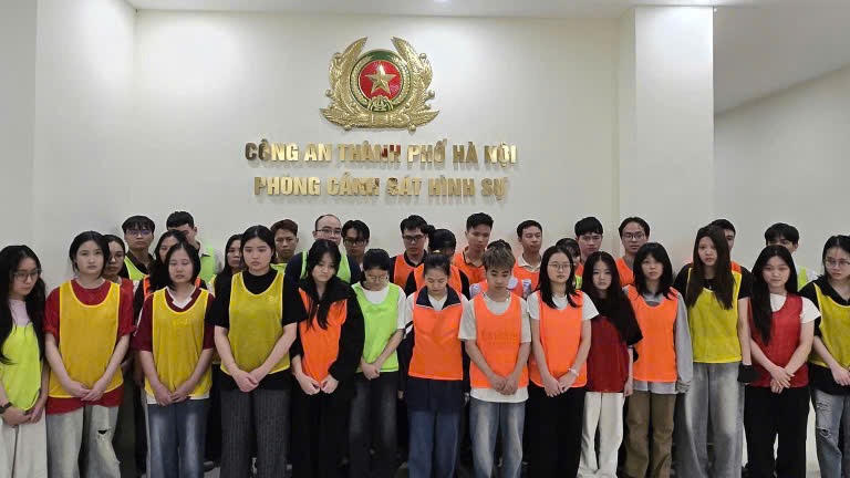 C&aacute;c đối tượng li&ecirc;n quan đến vụ &aacute;n.&nbsp;(Ảnh: CATP H&agrave; Nội cung cấp)