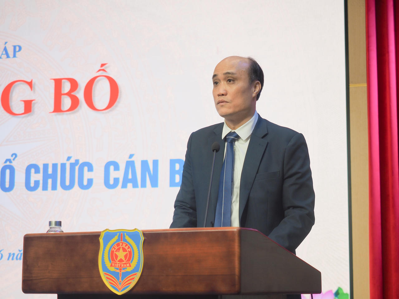 Đồng ch&iacute; T&ocirc; Văn Ho&agrave;, Hiệu trưởng Trường Đại học Luật H&agrave; Nội ph&aacute;t biểu tại buổi lễ.