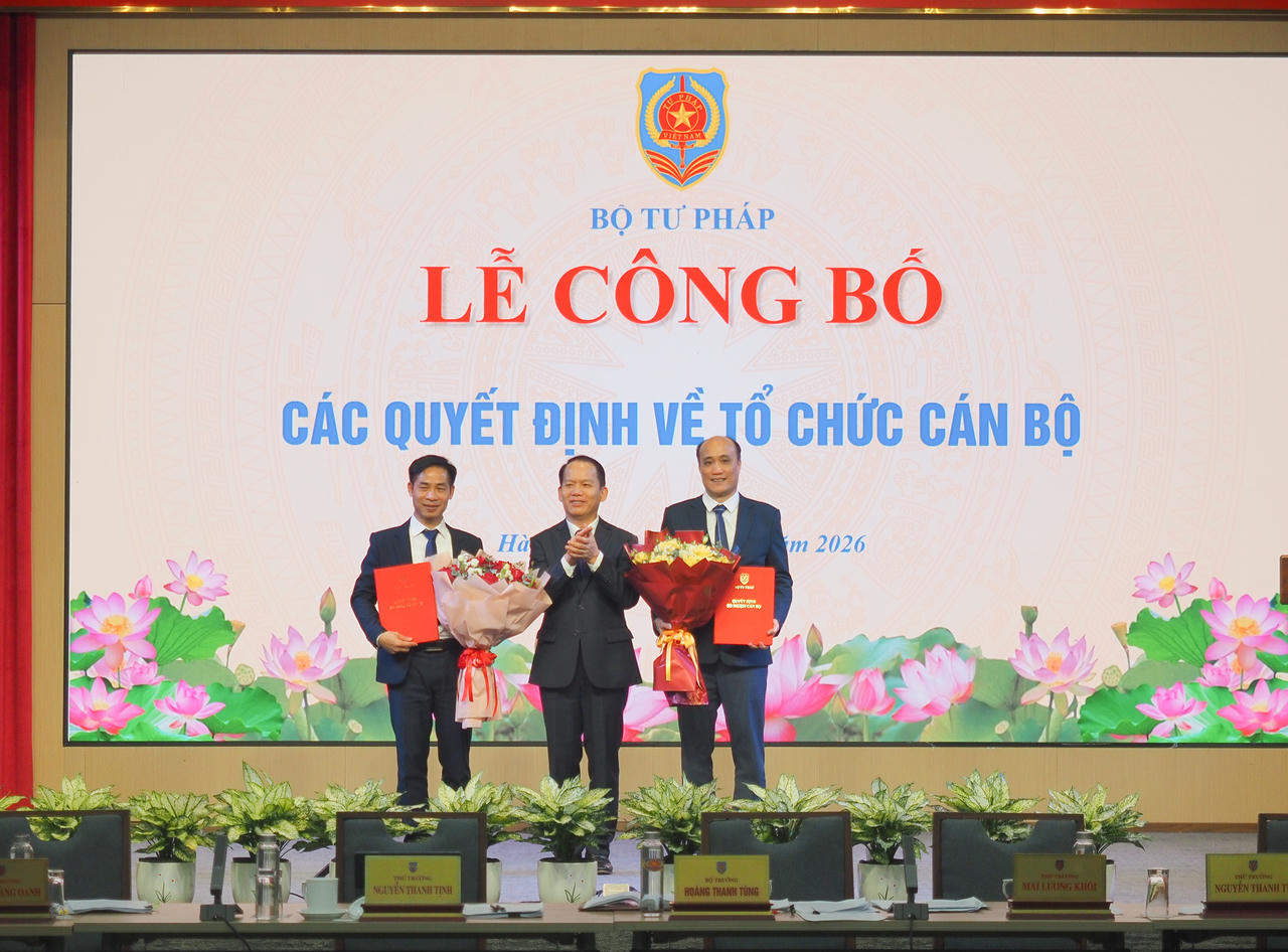 Bộ trưởng Ho&agrave;ng Thanh T&ugrave;ng trao Quyết định cho 02 đồng ch&iacute; T&ocirc; Văn Ho&agrave; (phải) v&agrave; đồng ch&iacute; Nguyễn Tiến Hưởng.